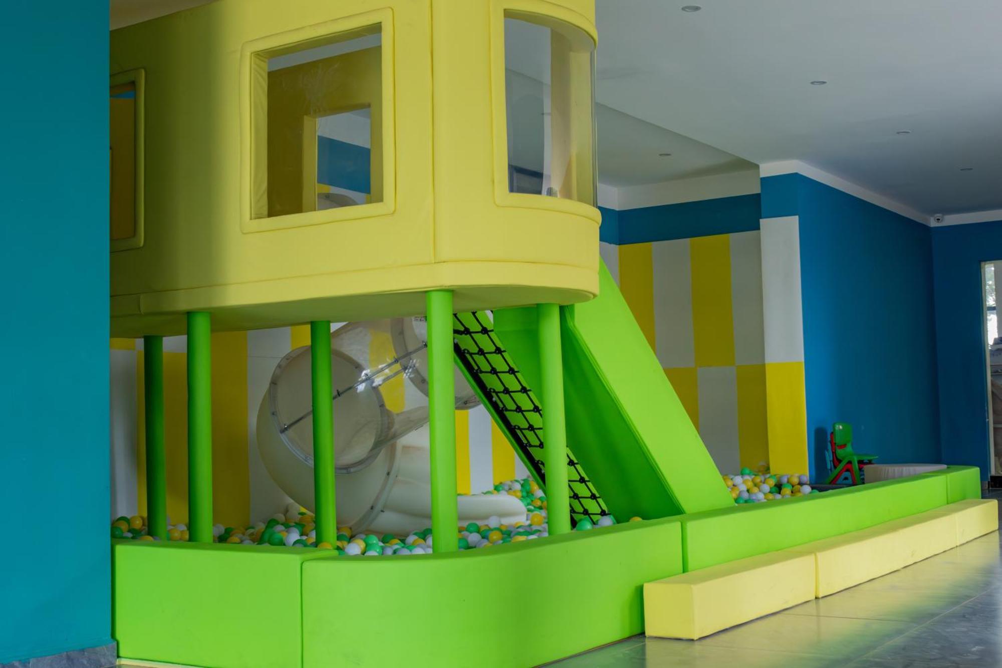 Alba Serviced With Balcony & Pool, Apartment Nairobi