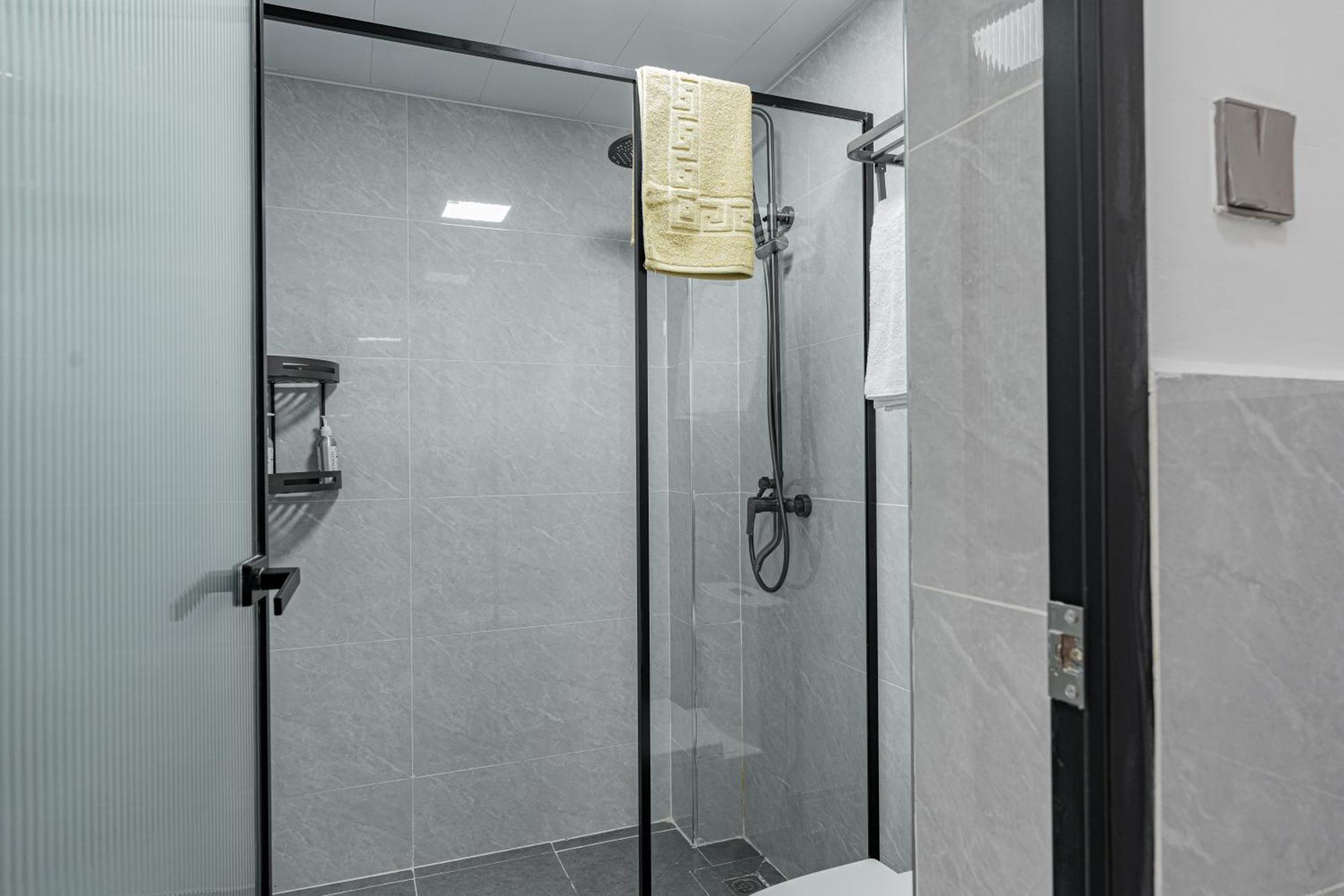 Marina Bay One Bedroom Apartment, Swimming Pool, Gym, Workspace ,wonderiss Homes Westland Living Apartment