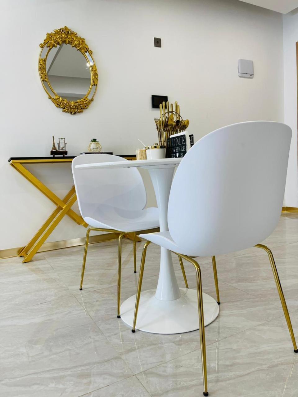 A In Leshwa Apartment *