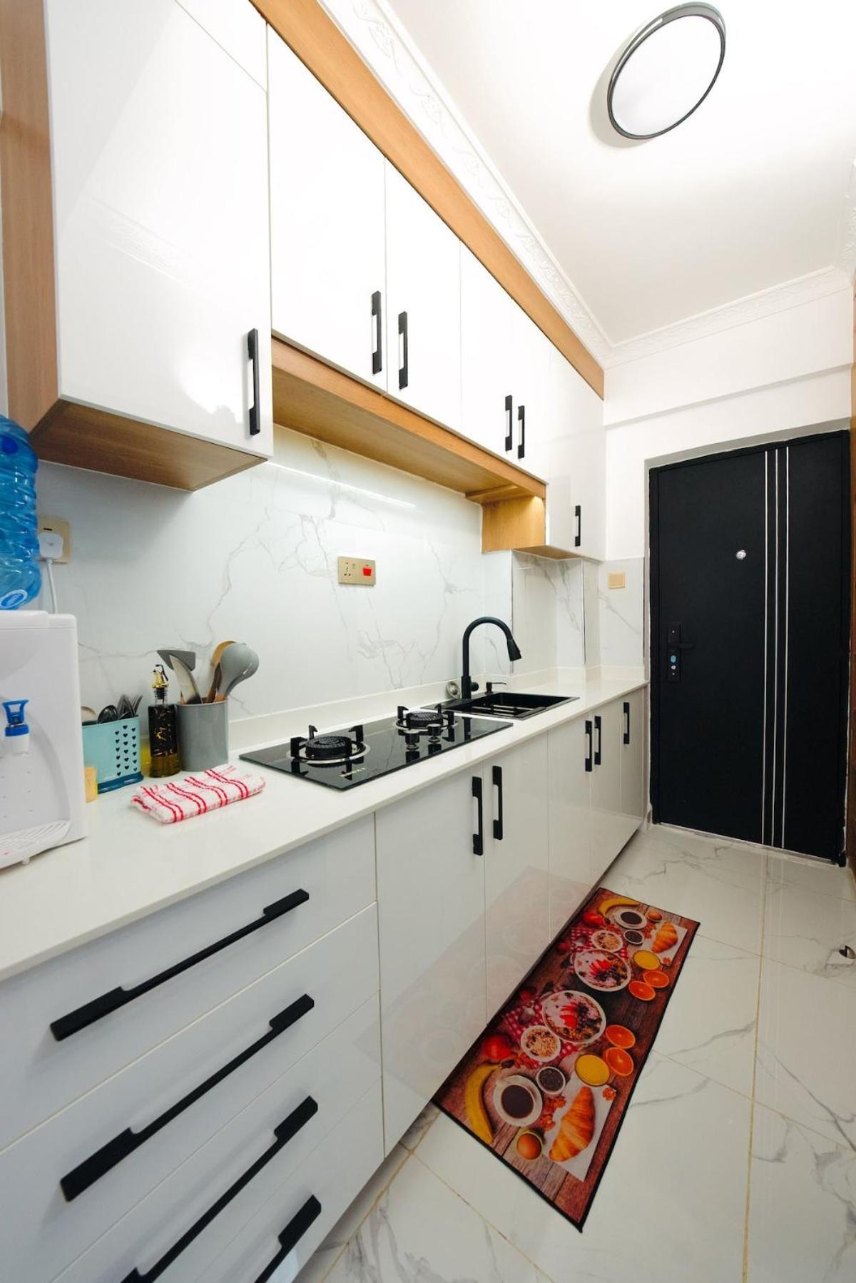Opulent Haven In Kilimani, Yaya Center With A Gym Apartment *