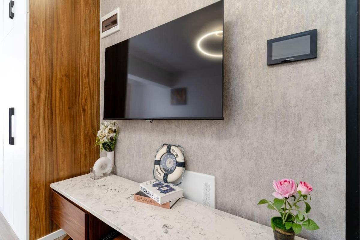 Apartment Luxe Place With Pool,gym,mini Mart In Yaya Center *
