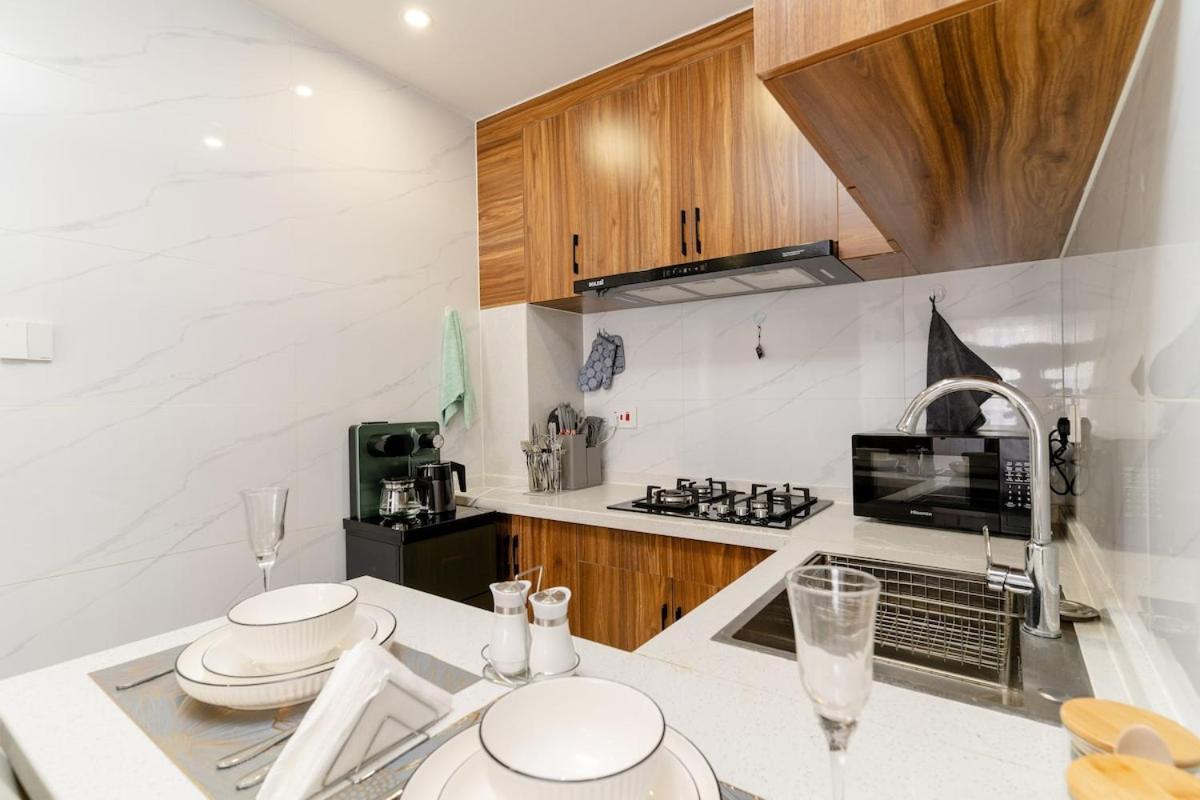 Apartment Luxe Place With Pool,gym,mini Mart In Yaya Center Nairobi