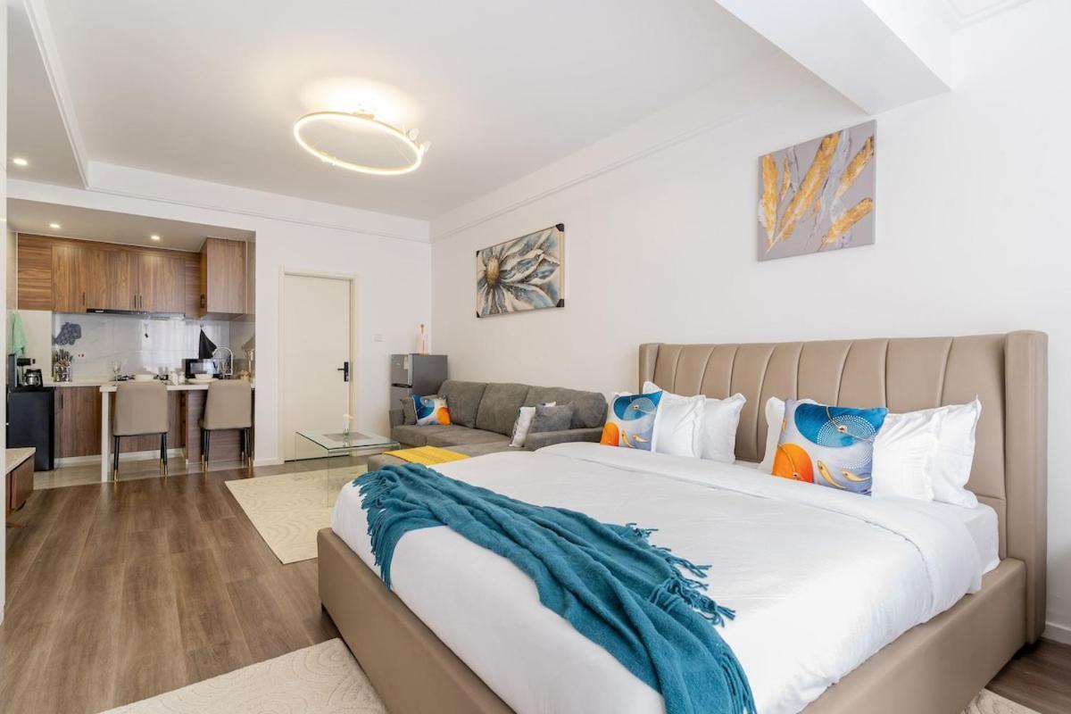Luxe Place With Pool,gym,mini Mart In Yaya Center Apartment Nairobi