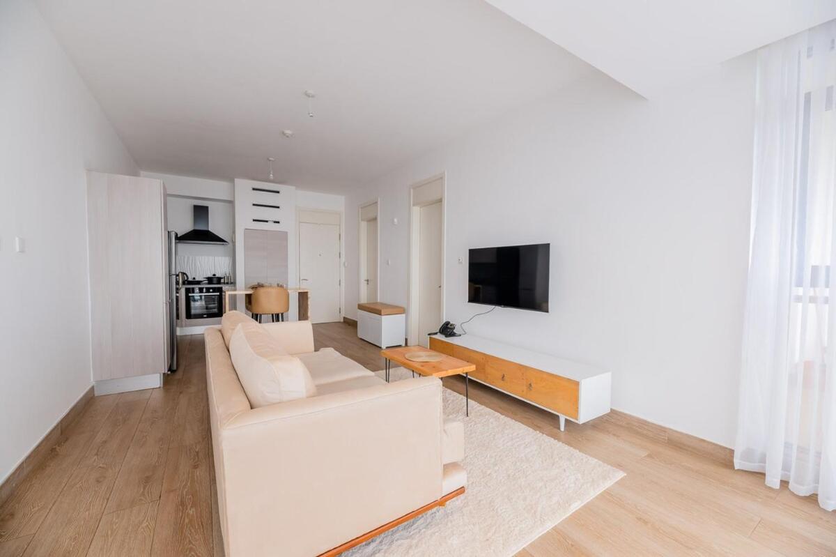 Chic 2-bedroom With Pool And Gym Apartment