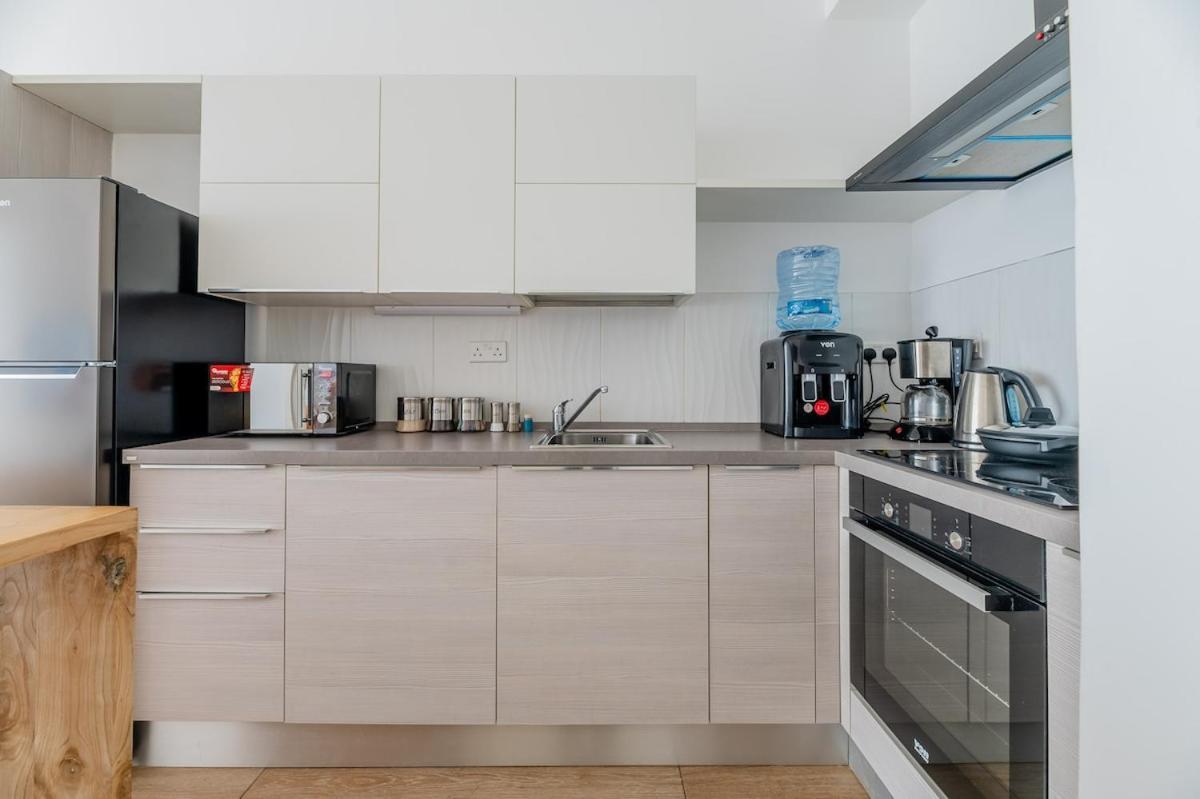 Chic 2-bedroom With Pool And Gym Apartment