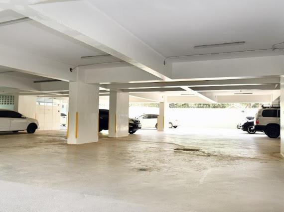 Apartment Spacious With View, Gym & Pool - Kilimani Nairobi