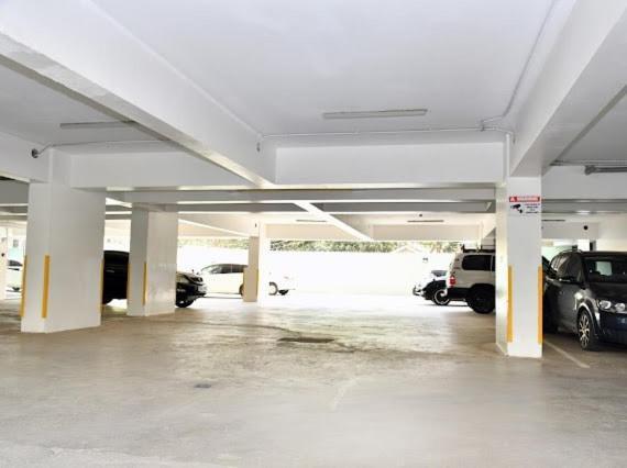 Spacious With View, Gym & Pool - Kilimani Apartment