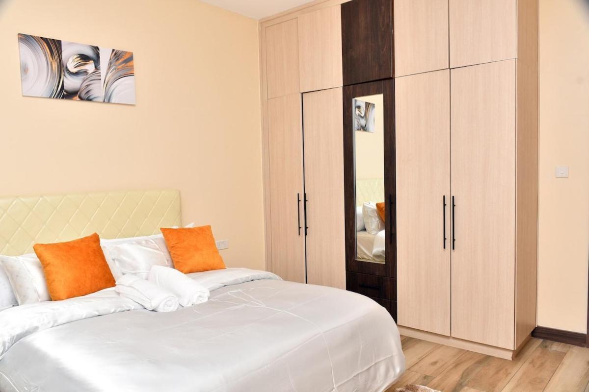 Spacious With View, Gym & Pool - Kilimani Apartment