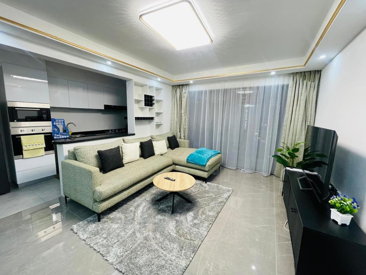 Alina Ridge * Nairobi