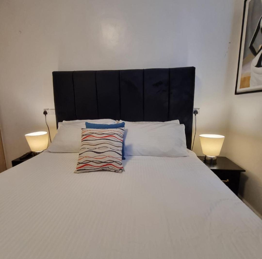 Rossyln Close To Village Market, Un And Two Rivers Mall