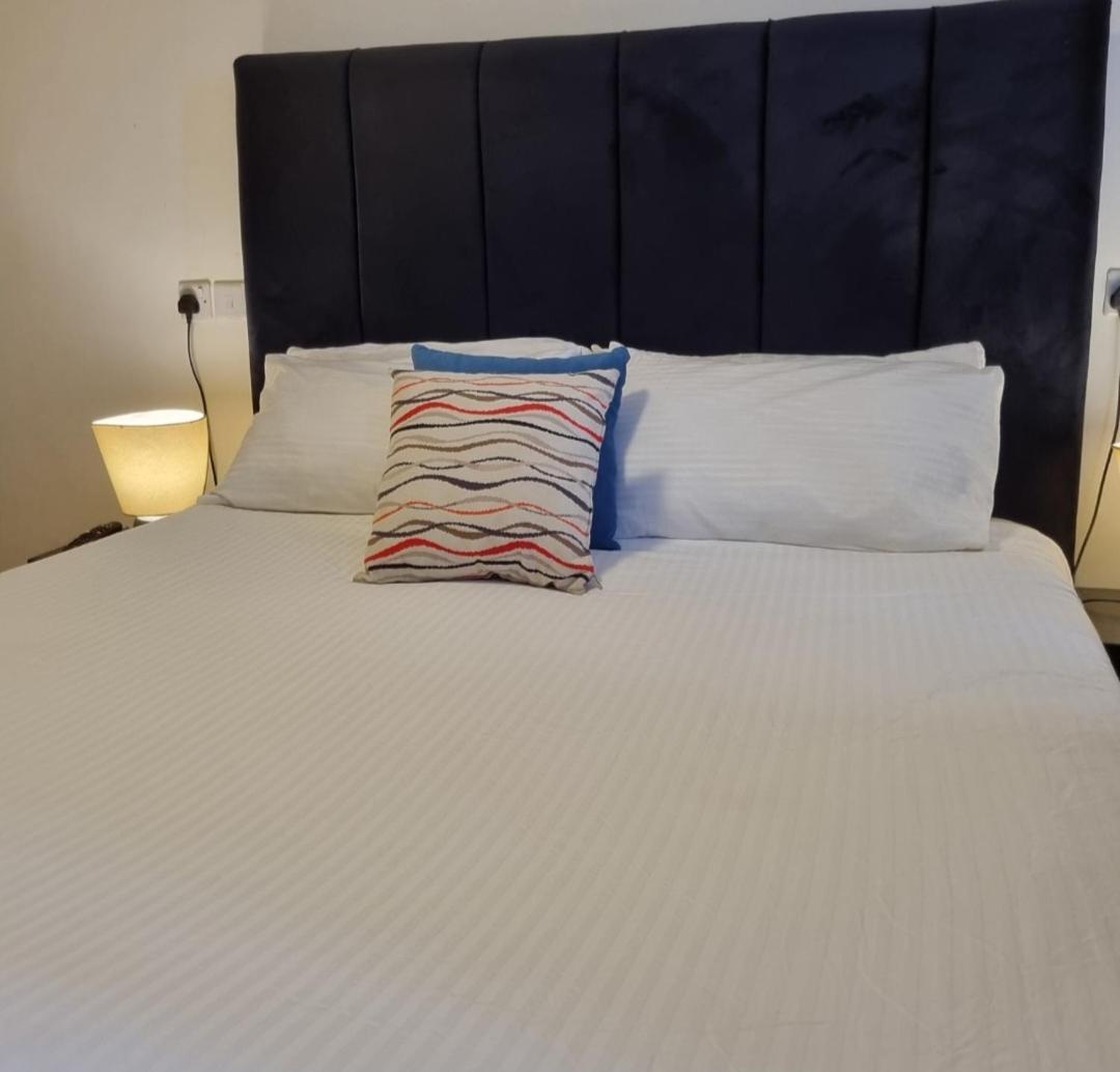 Rossyln Close To Village Market, Un And Two Rivers Mall Apartment *