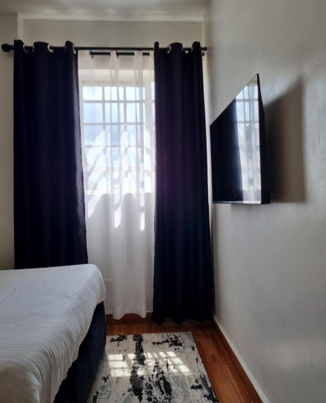 Rossyln Close To Village Market, Un And Two Rivers Mall Apartment