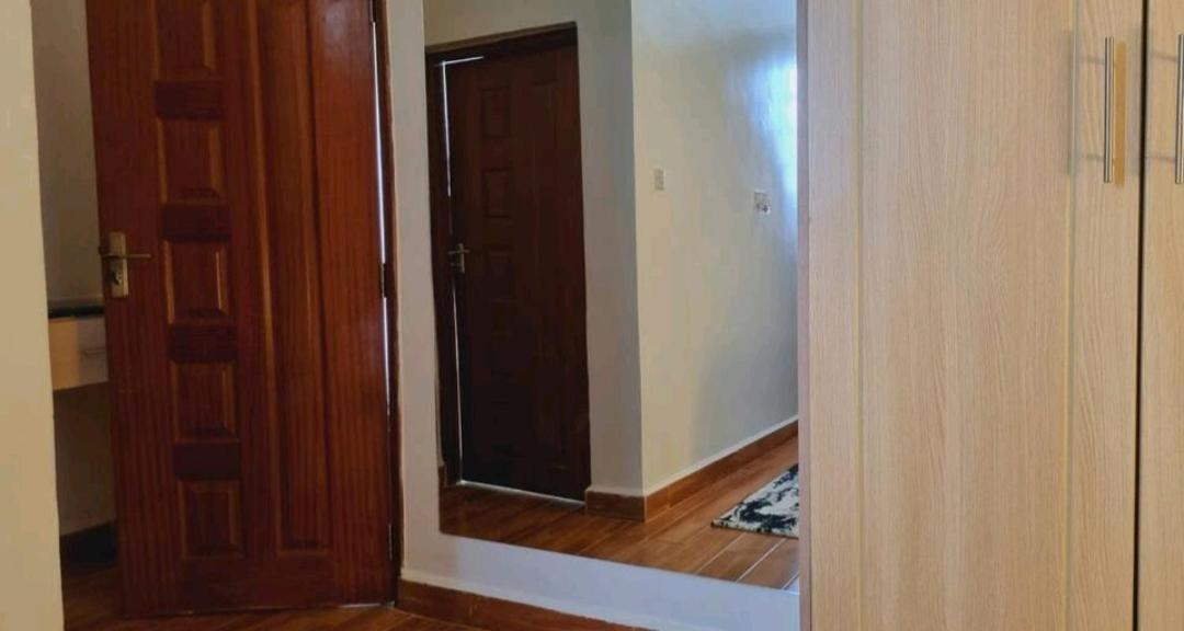 Apartment Rossyln Close To Village Market, Un And Two Rivers Mall