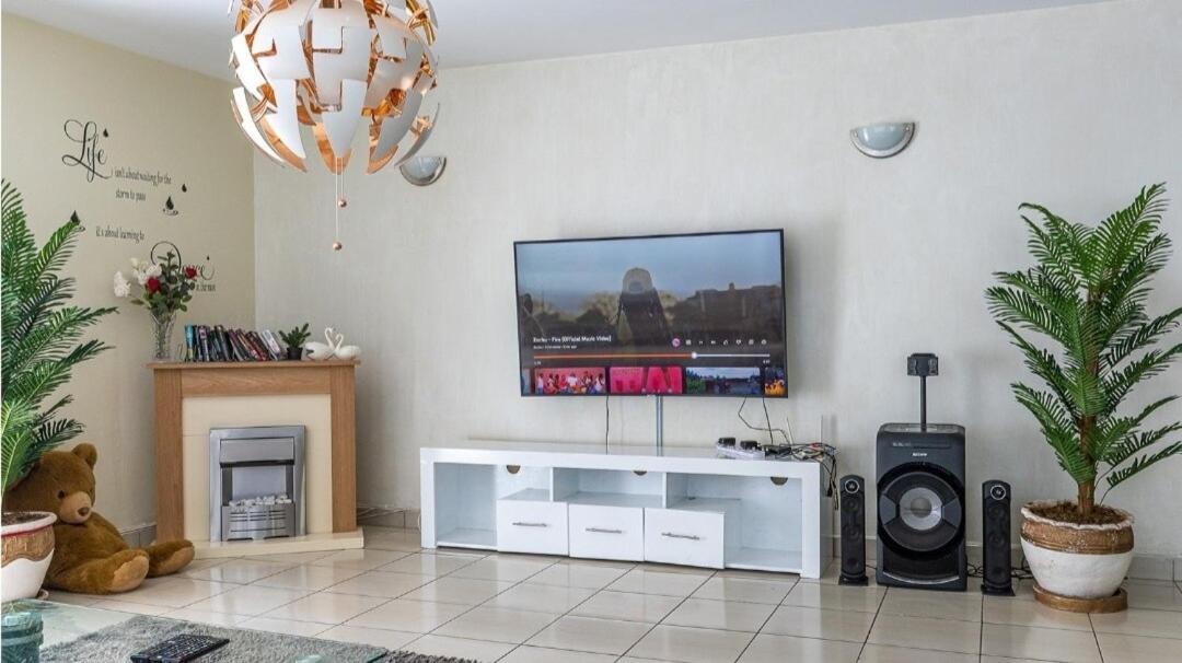 Stylish & Lavish 3 Bedroom Near Junction Mall Apartment