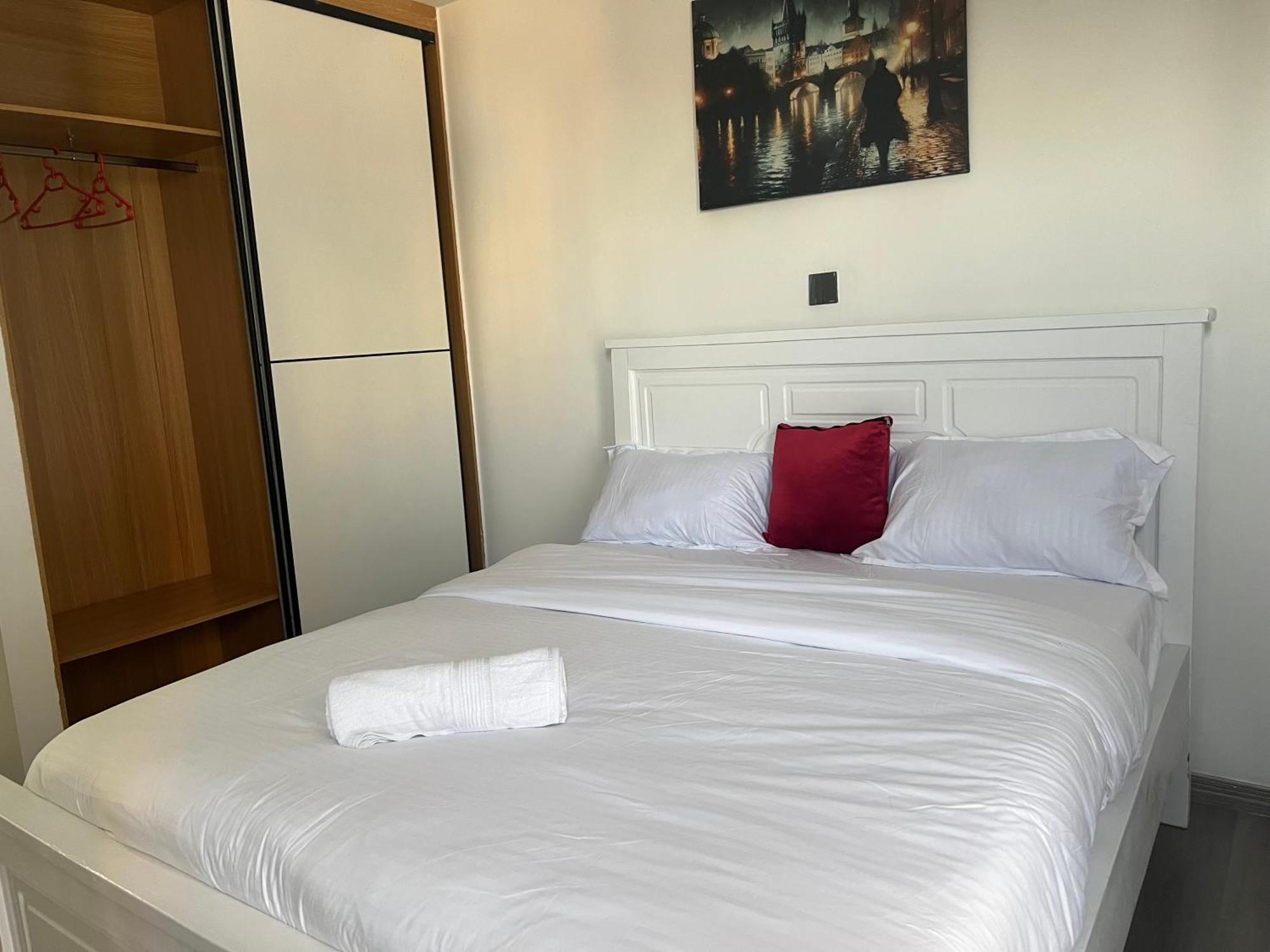 Modern 2br Ensuite With King Bed In Kilimani Apartment