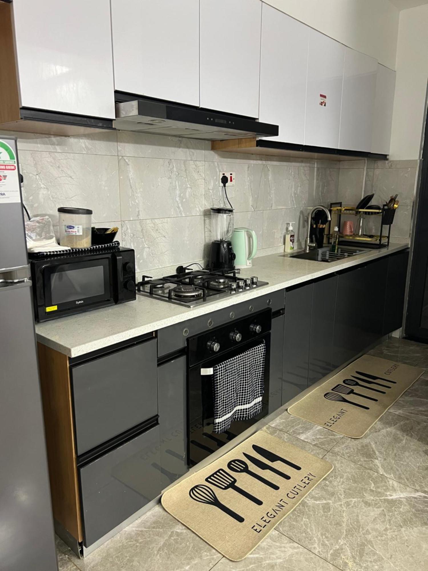 Modern 2br Ensuite With King Bed In Kilimani Apartment
