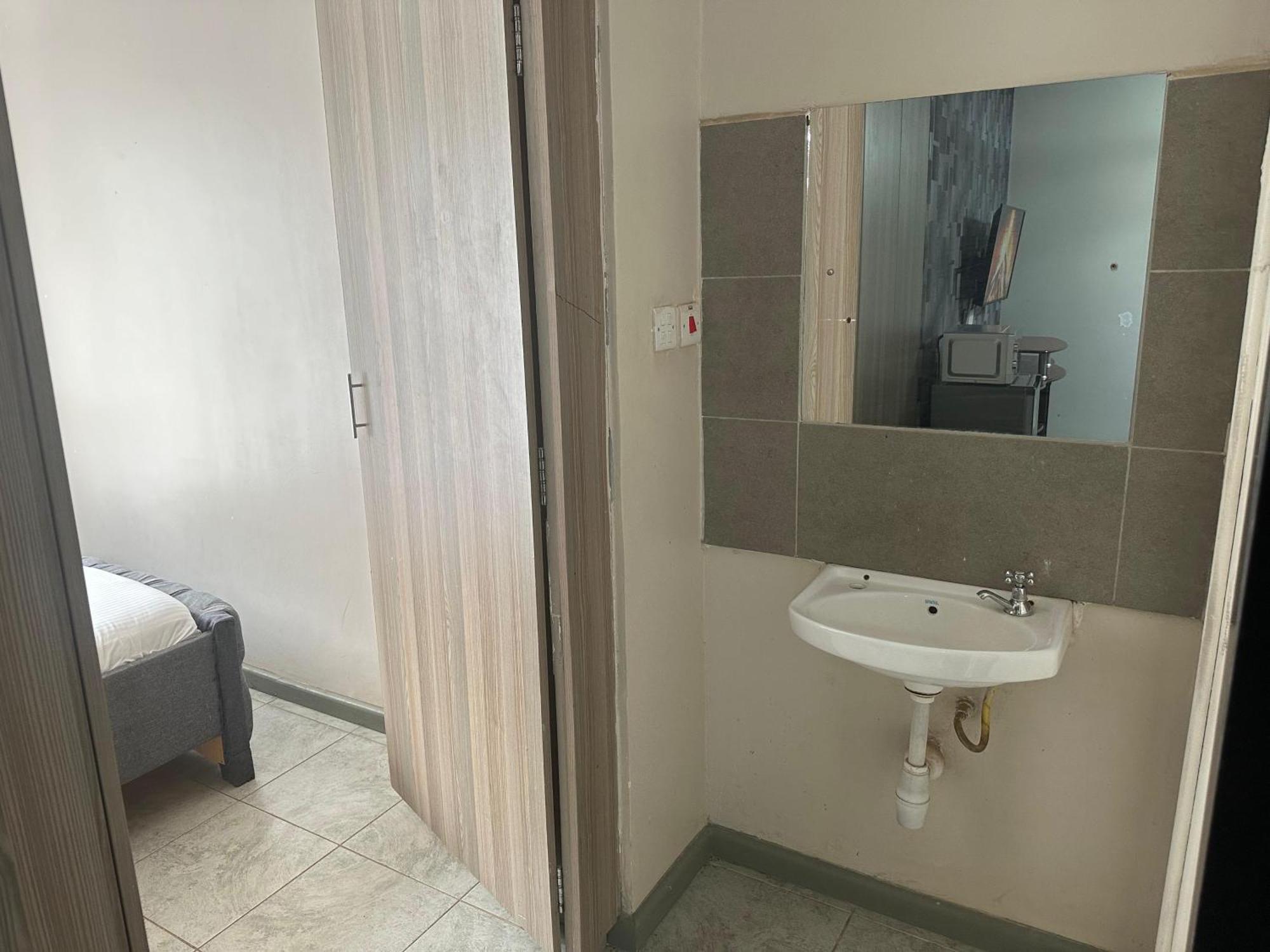 Homestay Roysambu Staycation *