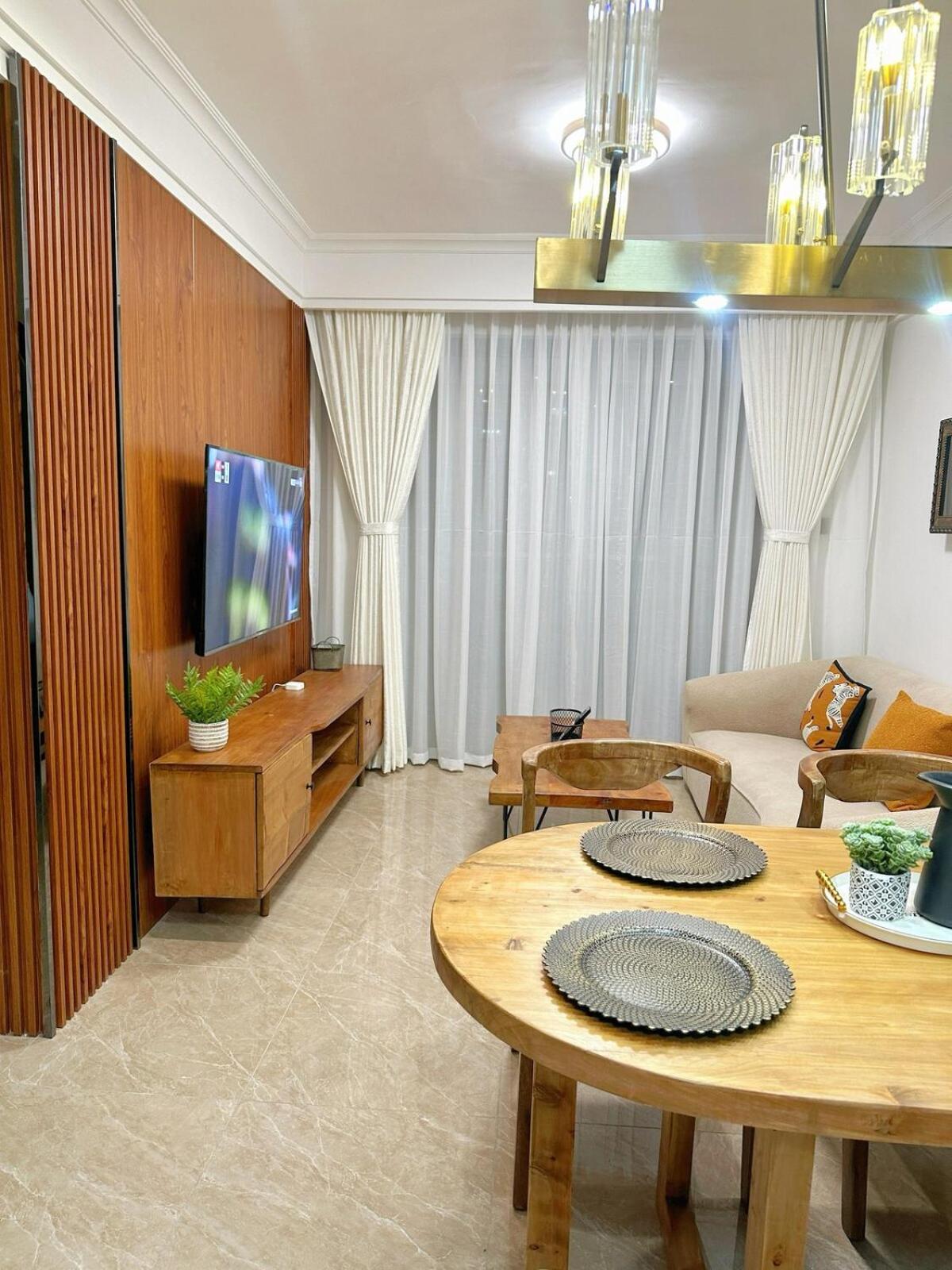Serenity Stays, Modern 2-bedroom Near Yaya Centre Apartment *