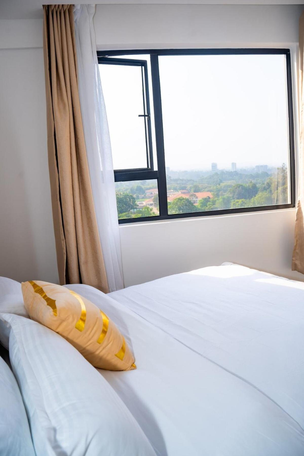 1 Bedroom Stylish Haven With Skyline Views *