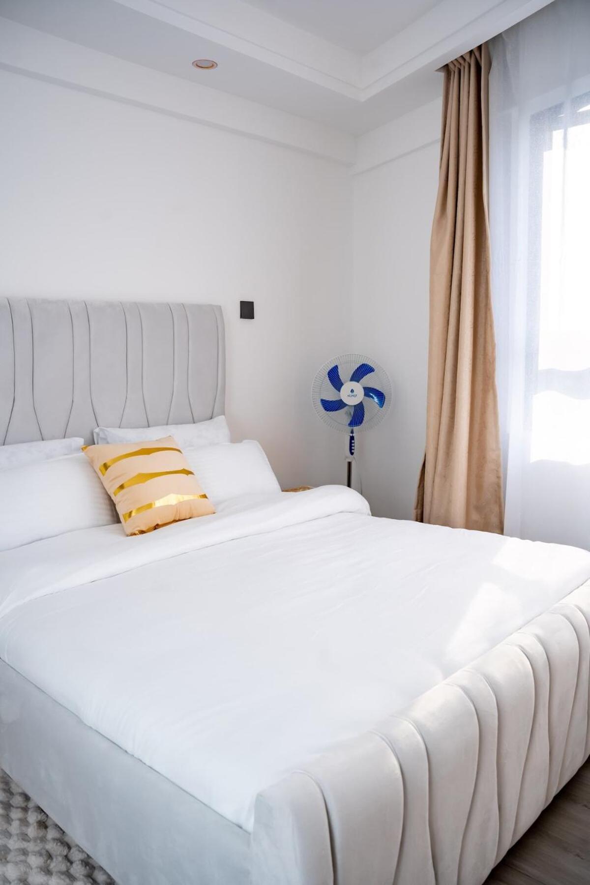 1 Bedroom Stylish Haven With Skyline Views Apartment