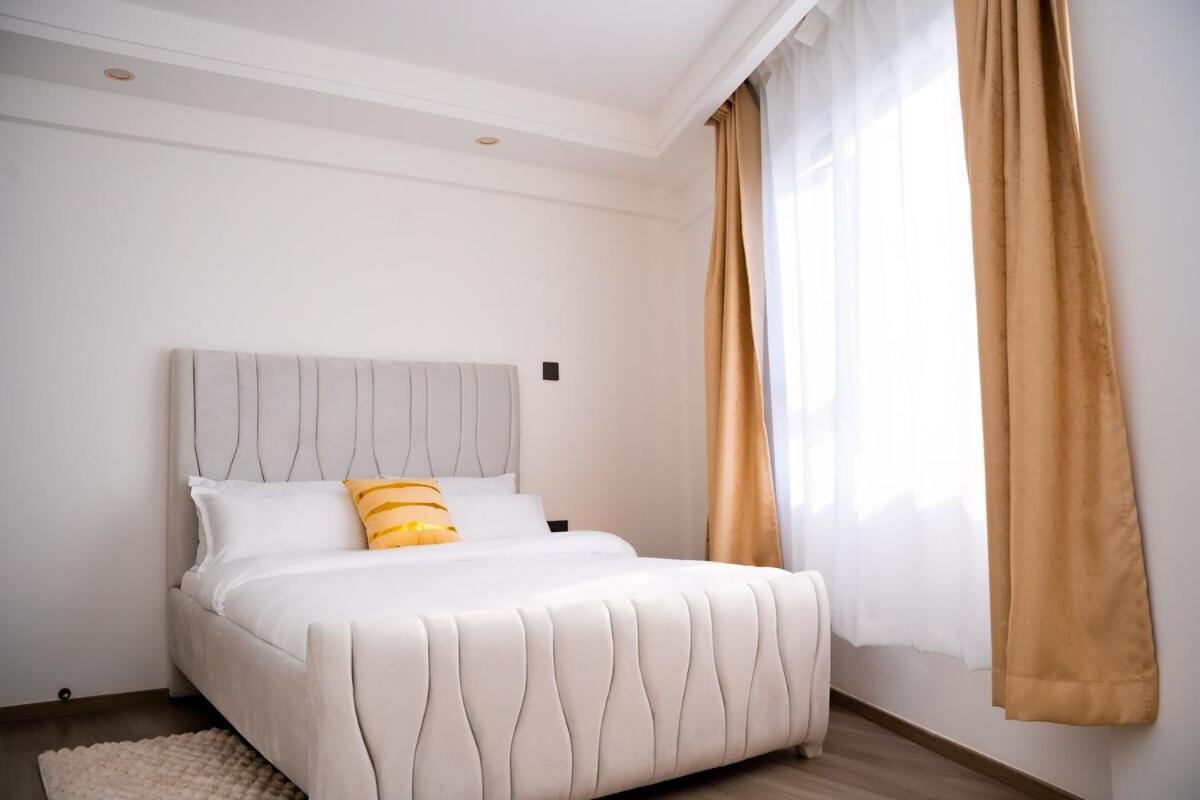Apartment 1 Bedroom Stylish Haven With Skyline Views