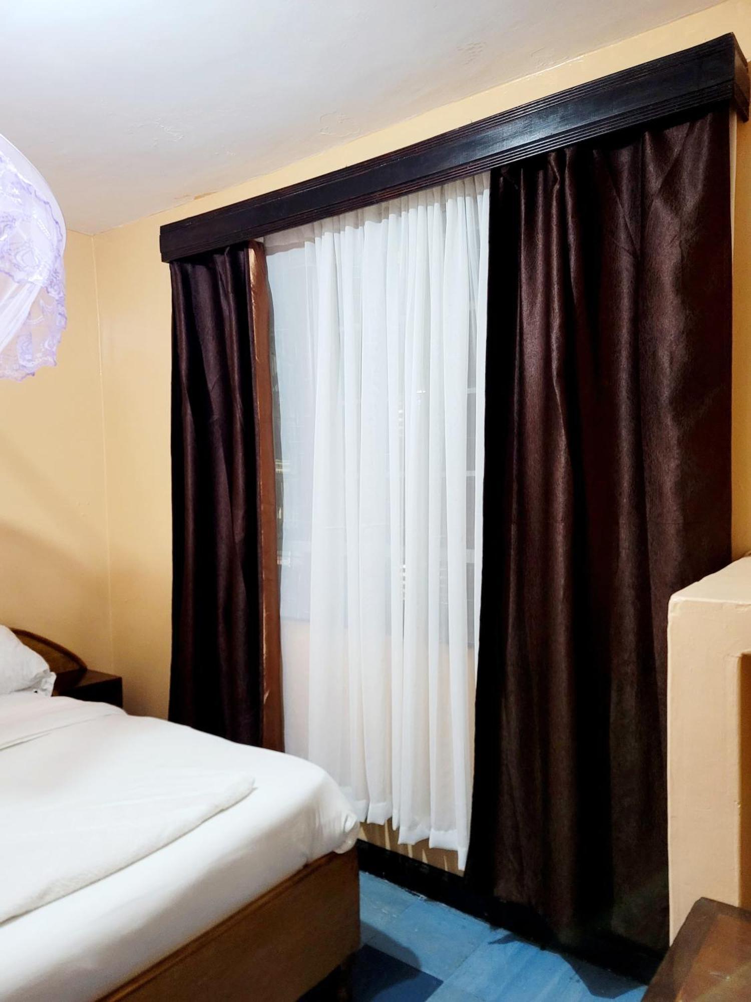 Breeze Hotel 2*