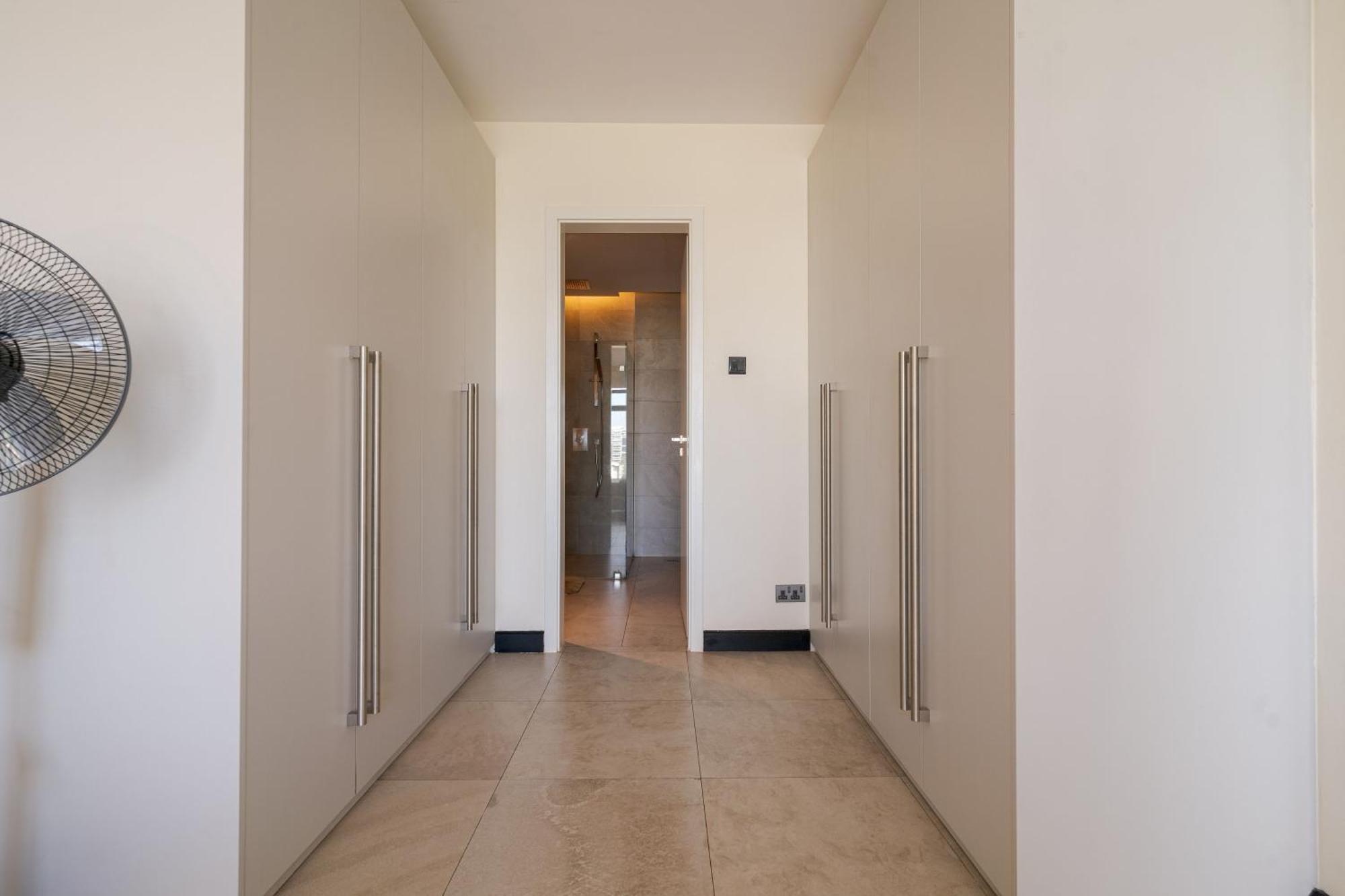 A Prime And Luxury 2 Bedroom Apartment *