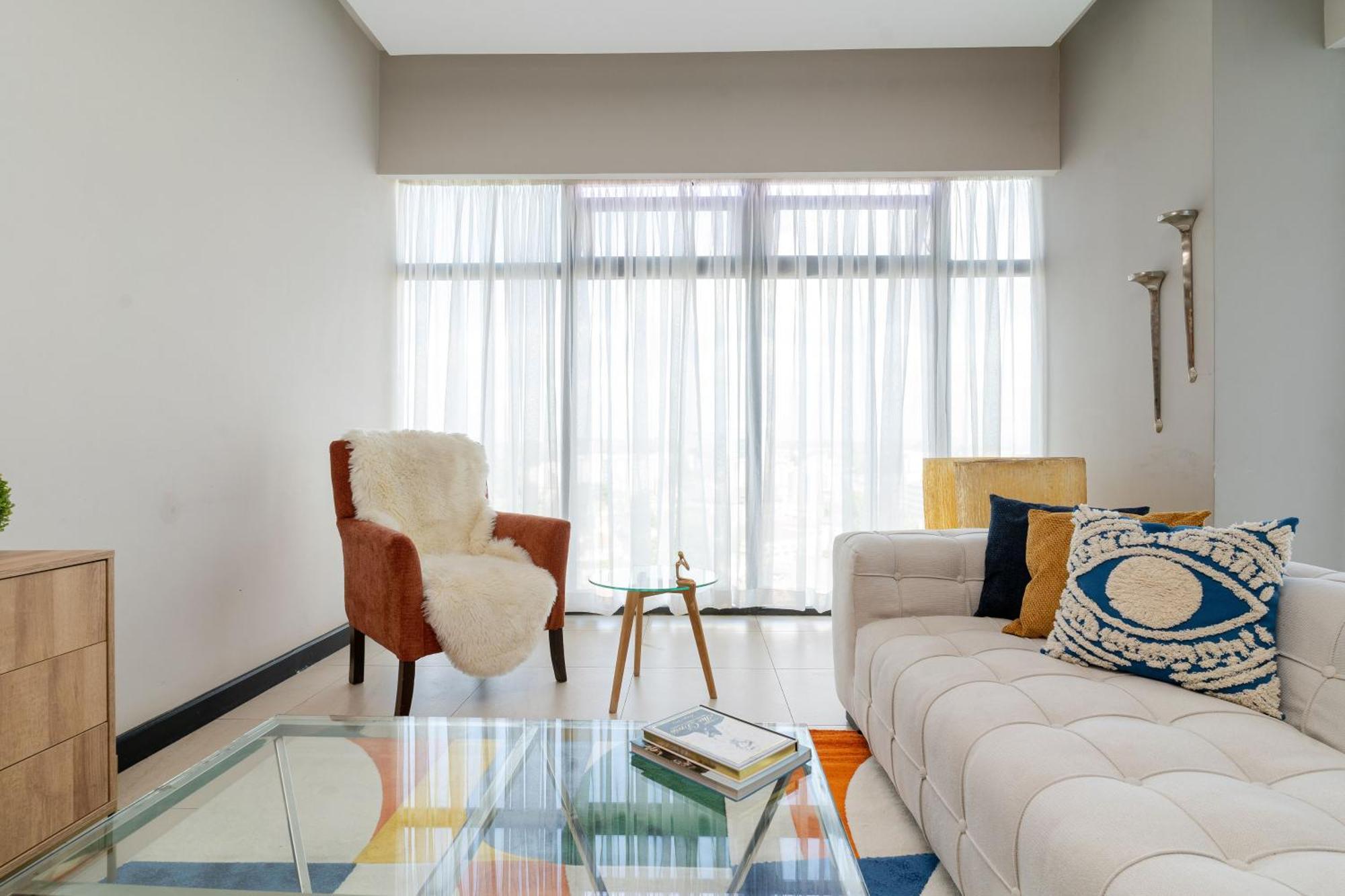 A Prime And Luxury 2 Bedroom Apartment *