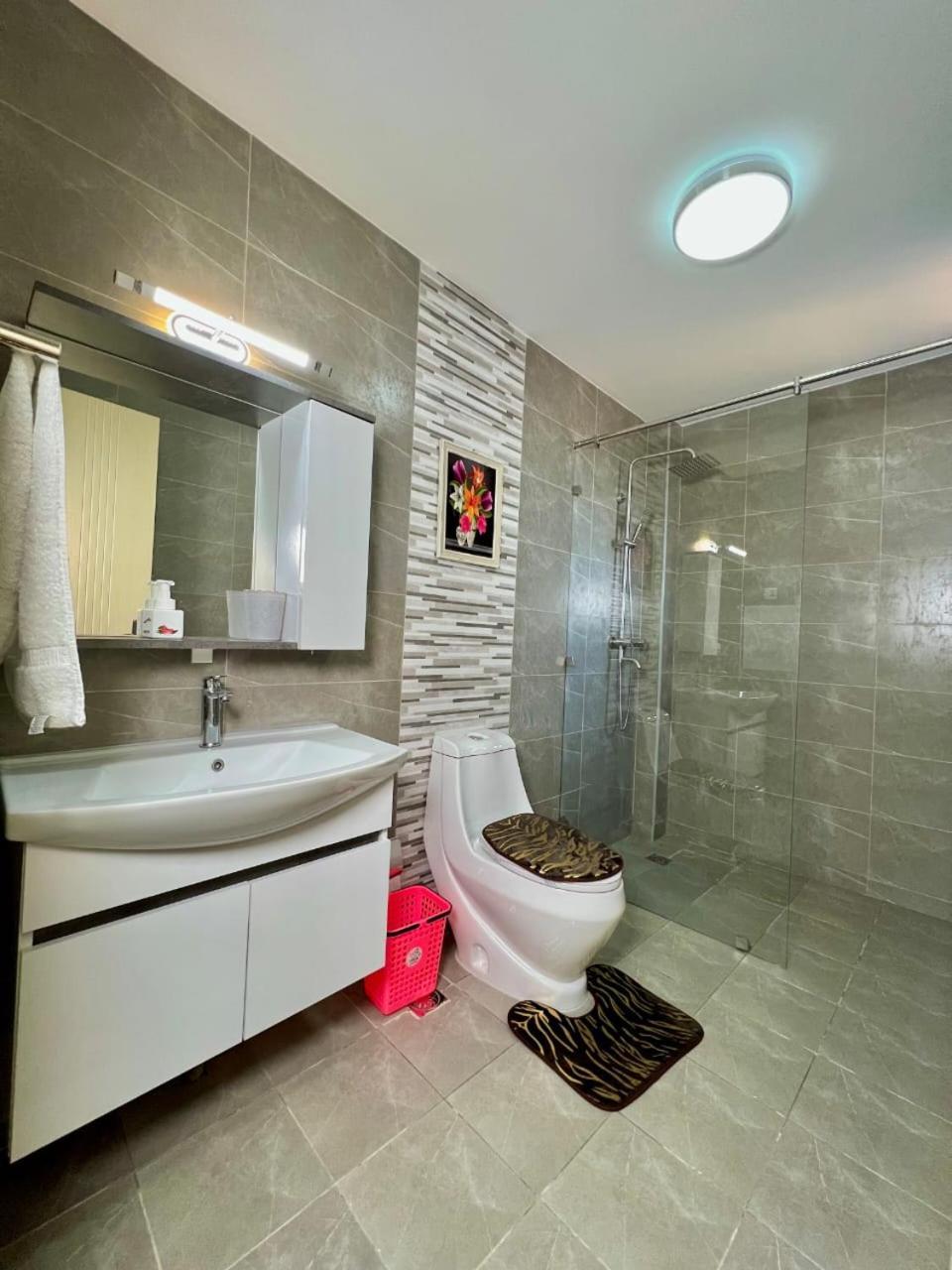 Supreme Living With Amazing Views,swimming Pool, Fully Equipped Gym, Ample Parking Space And Proximity To Major Shopping Malls * Nairobi