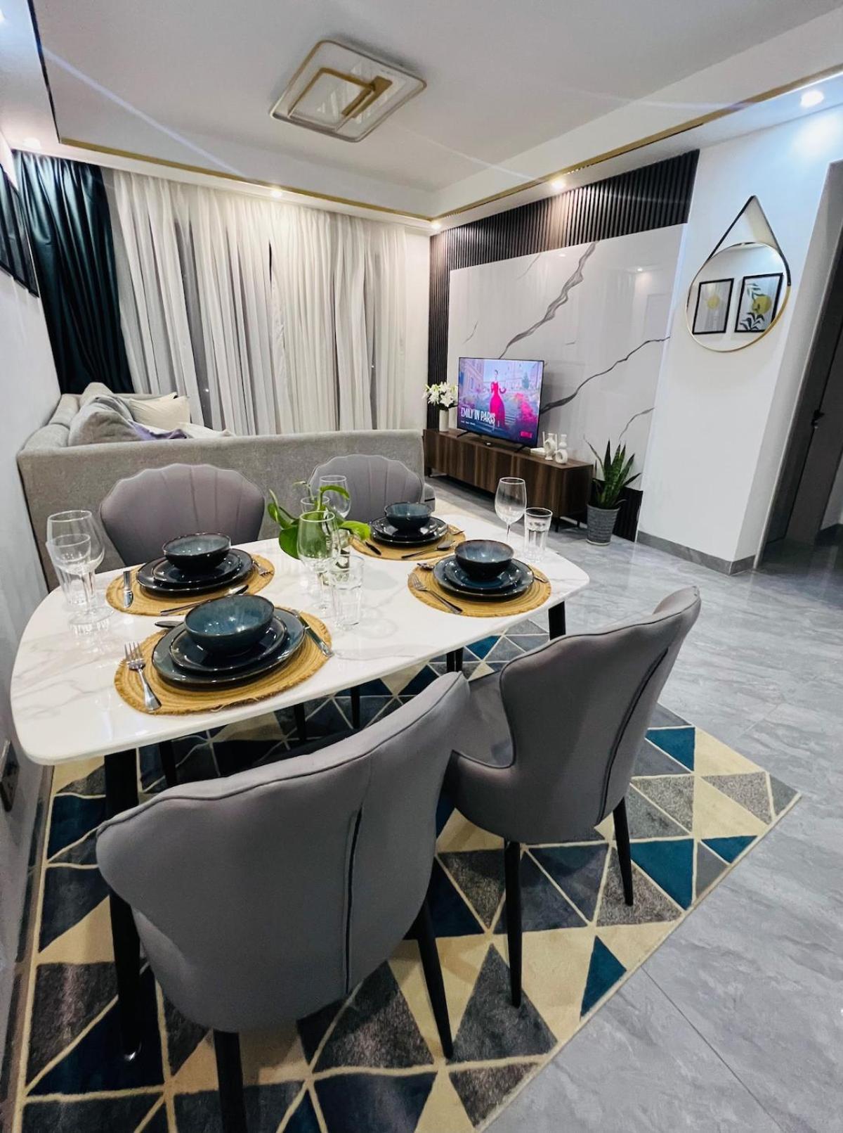 Stylish 2br Sunset View Pool Gym Sauna Work Desk Apartment Nairobi