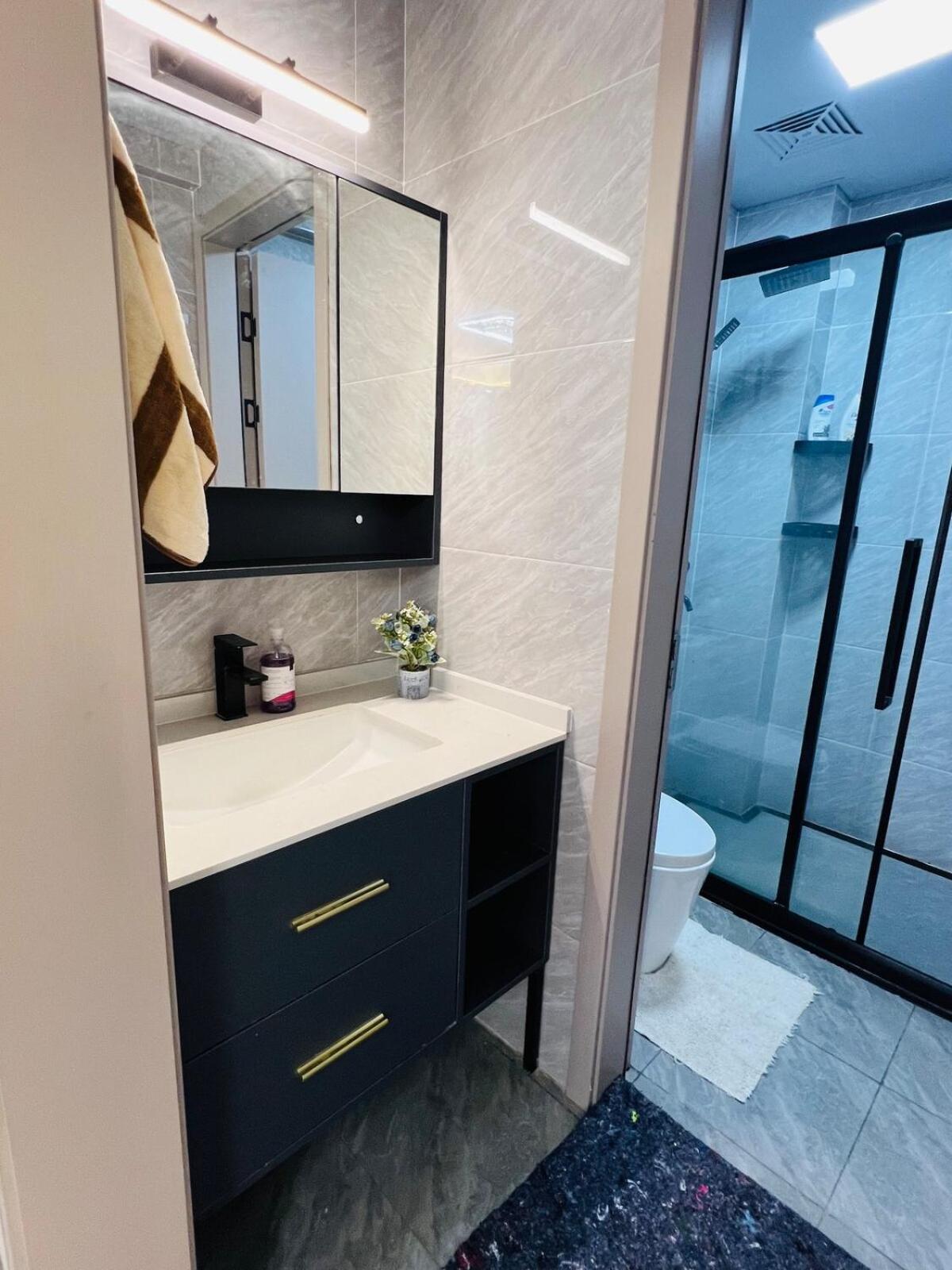 Apartment Stylish 2br Sunset View Pool Gym Sauna Work Desk *
