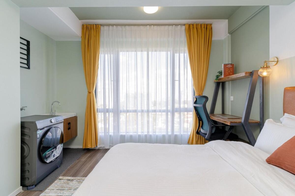 Chic With Stunning Views,swimming Pool Apartment