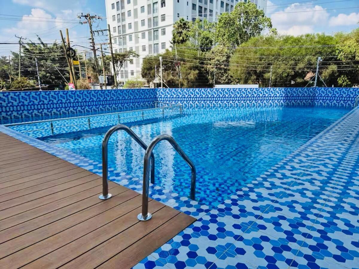 Stylish 2br Sunset View Pool Gym Sauna Work Desk Apartment