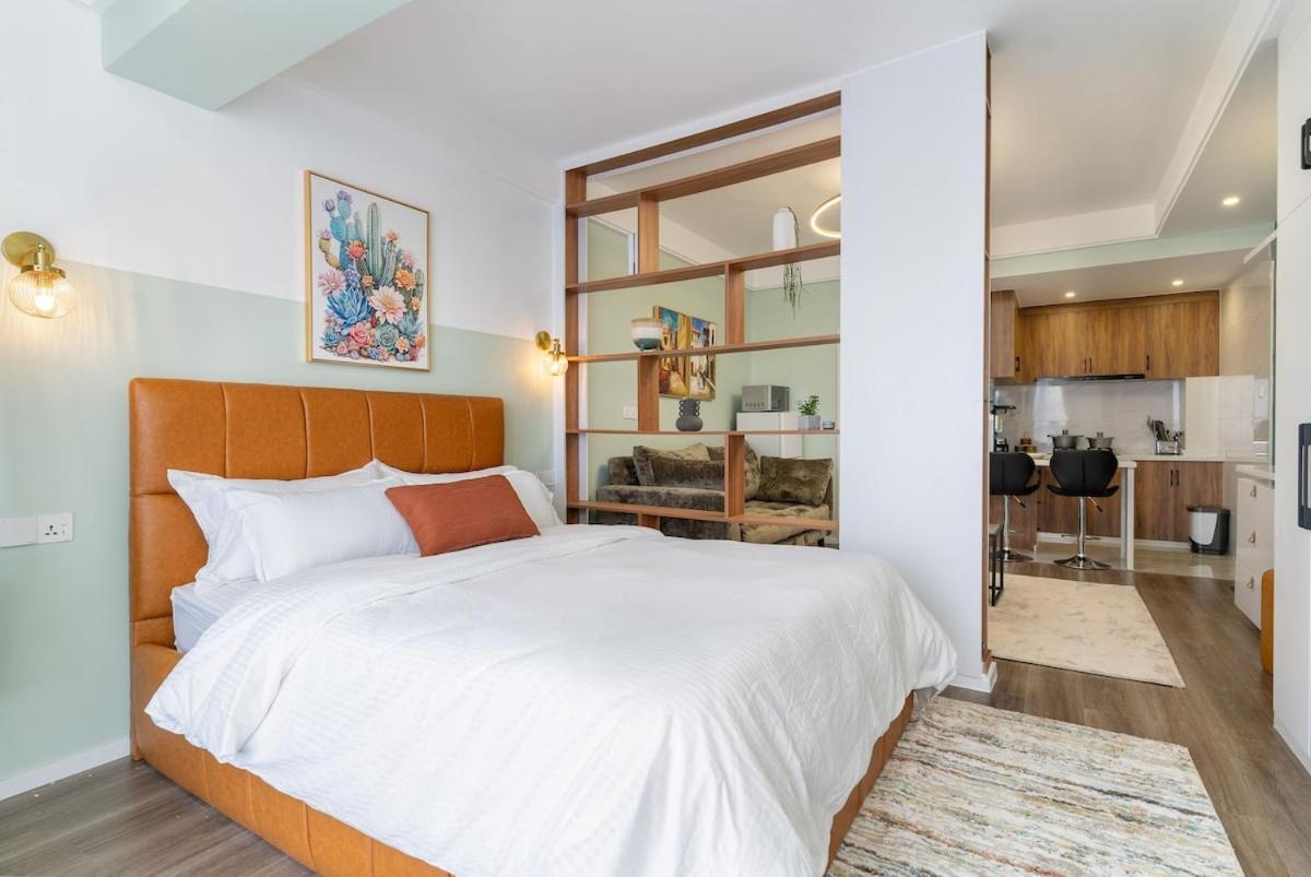 Apartment Chic With Stunning Views,swimming Pool