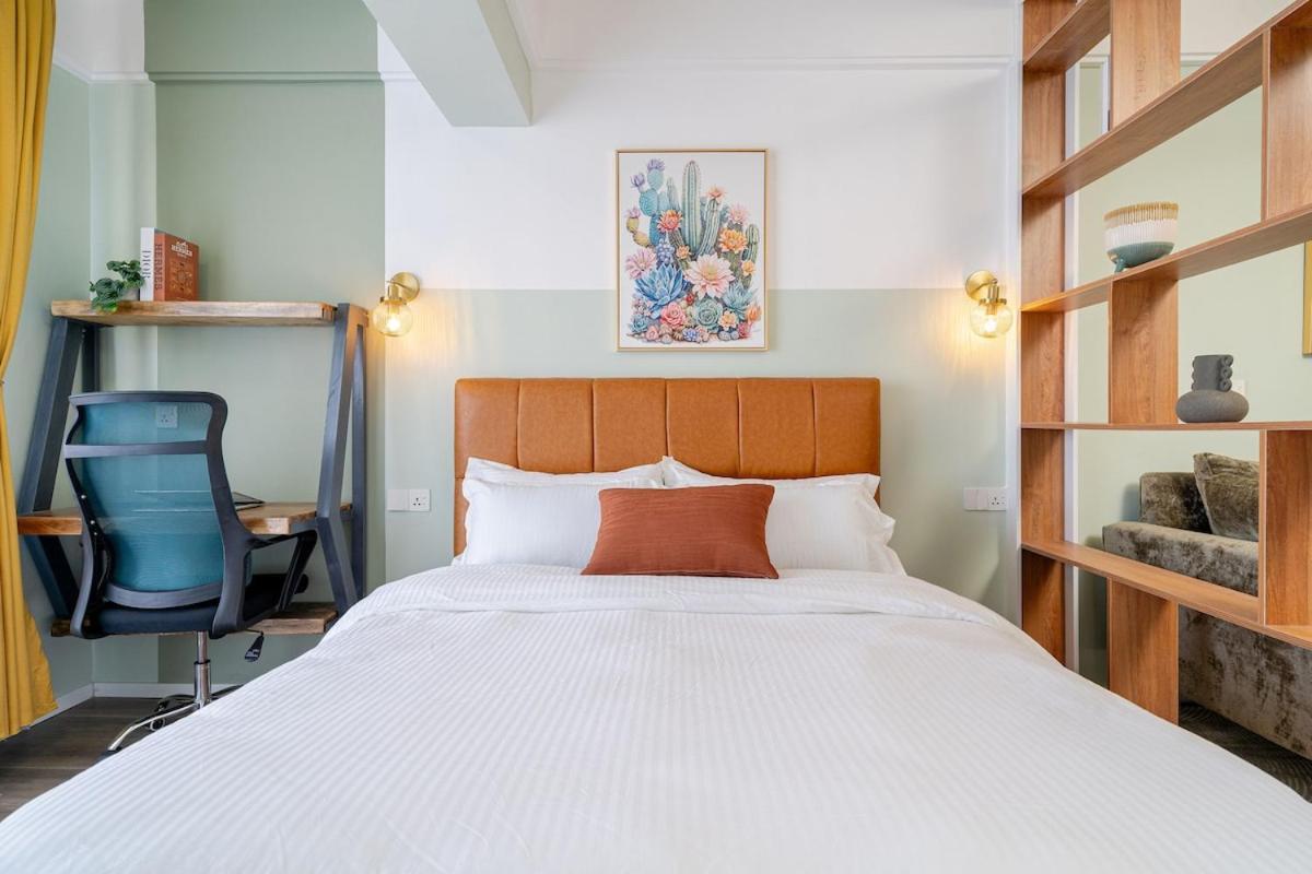 Apartment Chic With Stunning Views,swimming Pool *