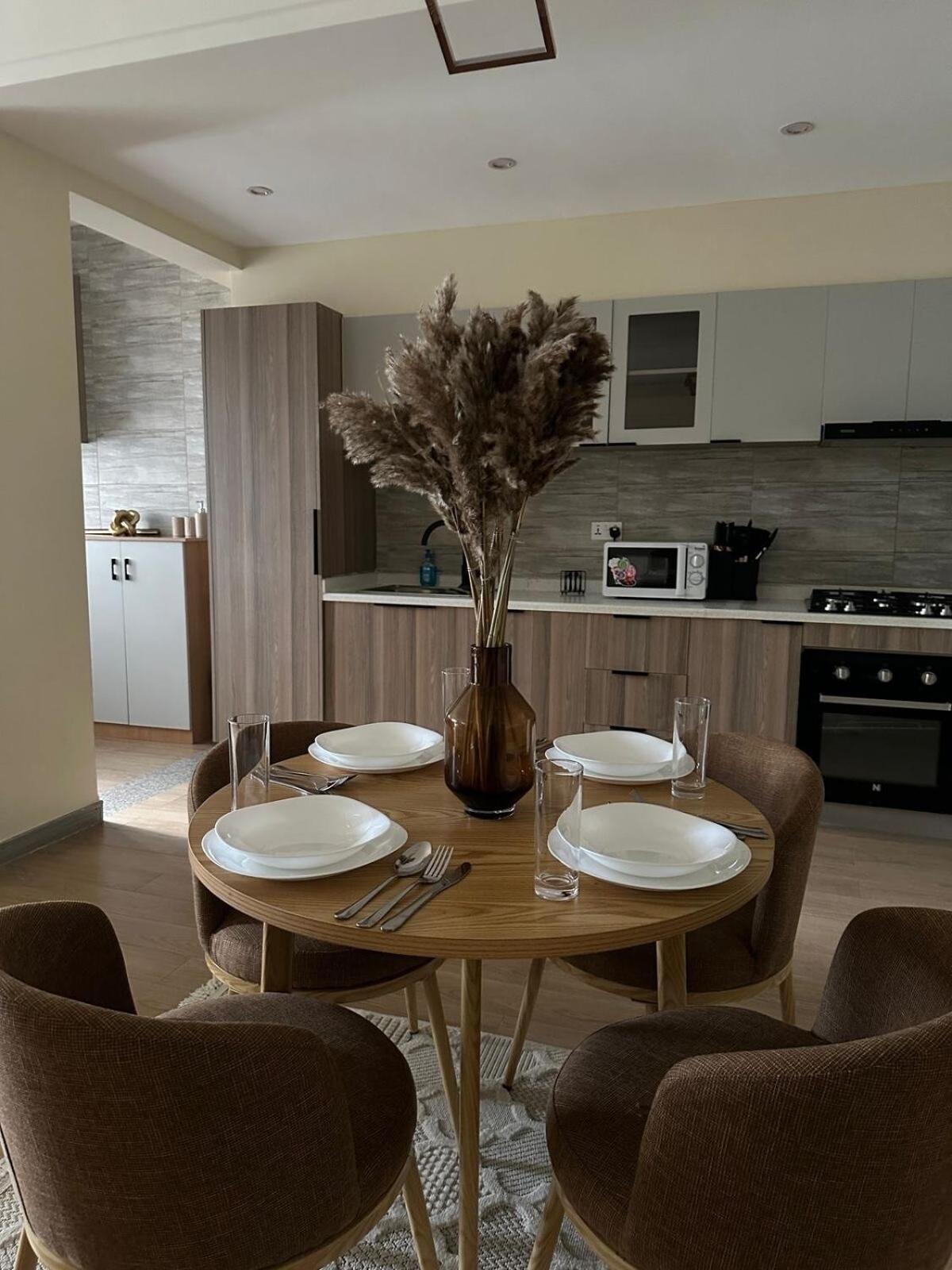 Hidden Treasure Two Bedroom In Kilimani Apartment *