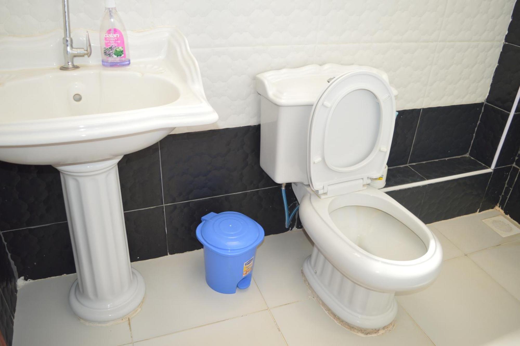 Roma - Charming 2br Ensuite Opp Garden Mall Apartment *