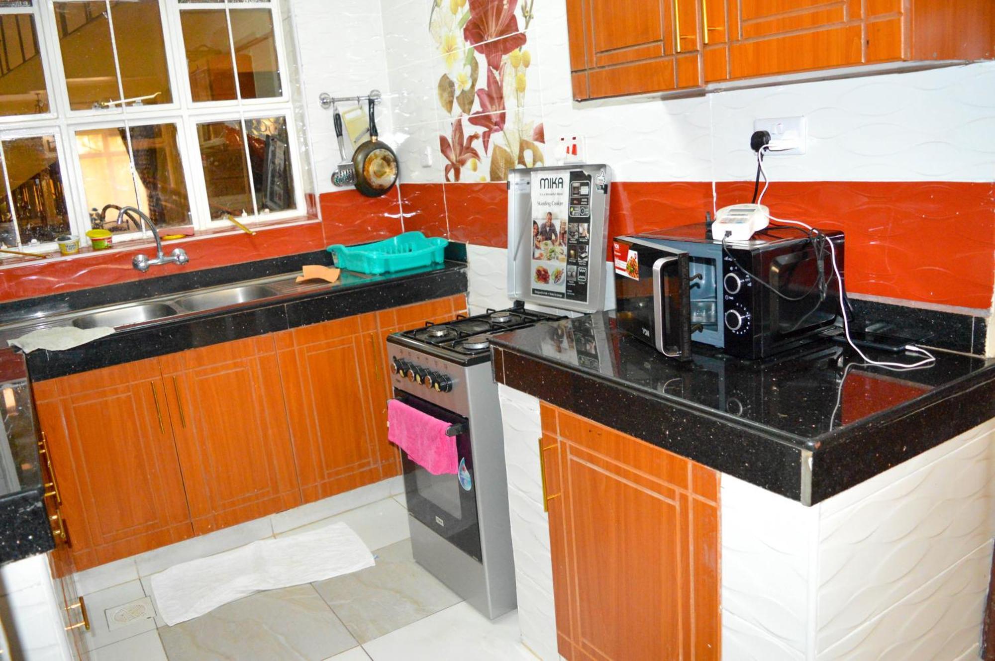 Apartment Roma - Charming 2br Ensuite Opp Garden Mall