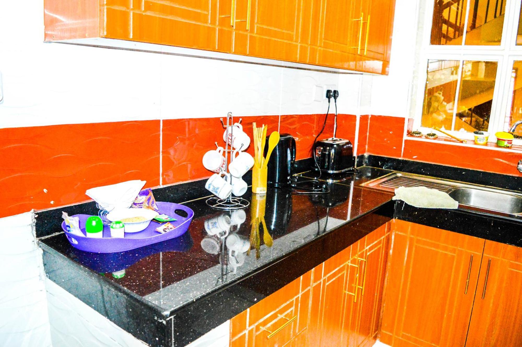 Roma - Charming 2br Ensuite Opp Garden Mall Apartment *