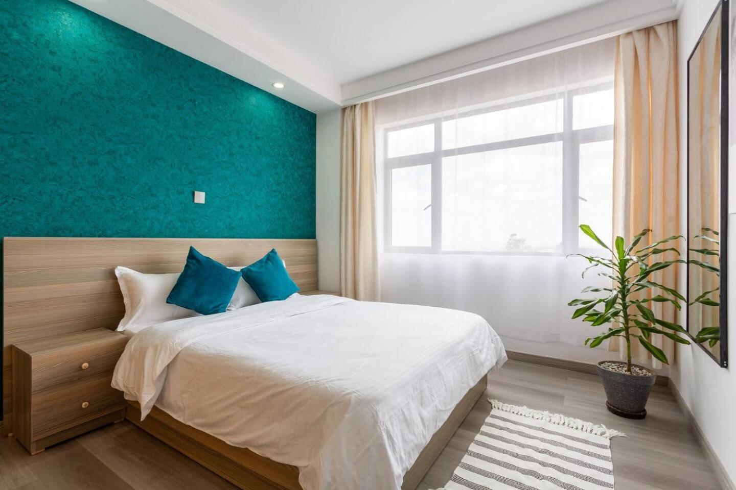 Modern, Stylish High-rise Skyline - 2 Bd Apartment