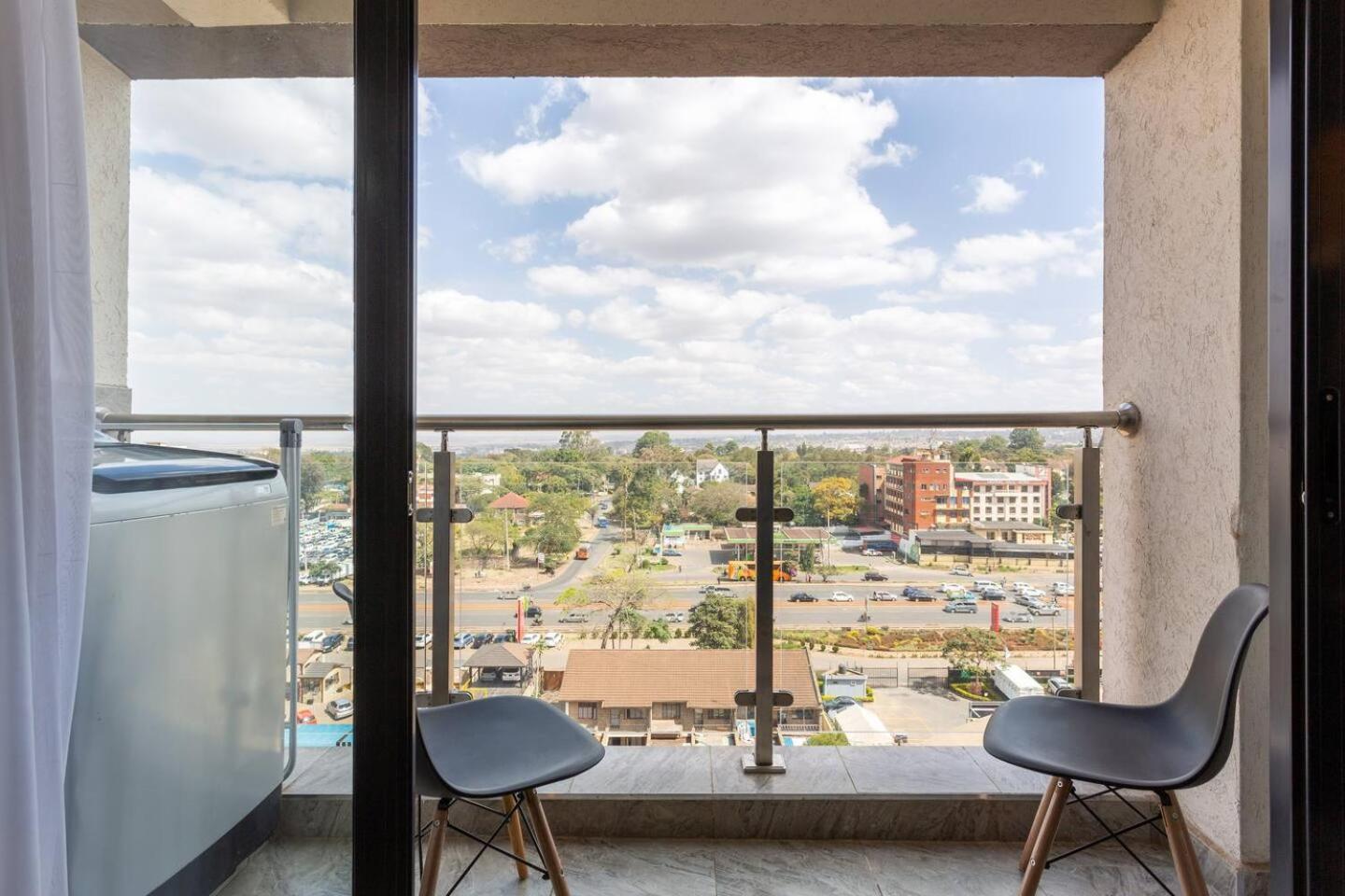 Modern, Stylish High-rise Skyline - 2 Bd Apartment