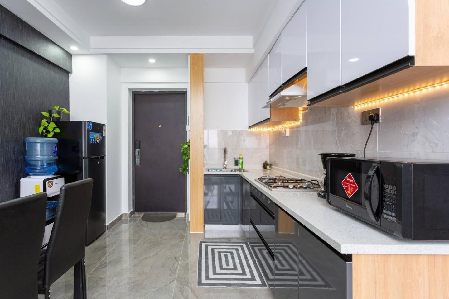 Modern, Stylish High-rise Skyline - 2 Bd Apartment *