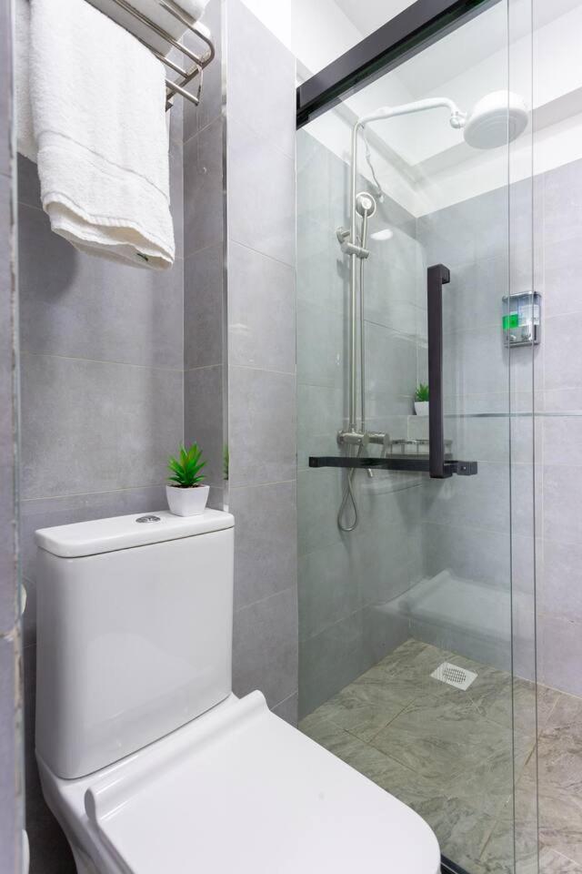 Modern, Stylish High-rise Skyline - 2 Bd Apartment