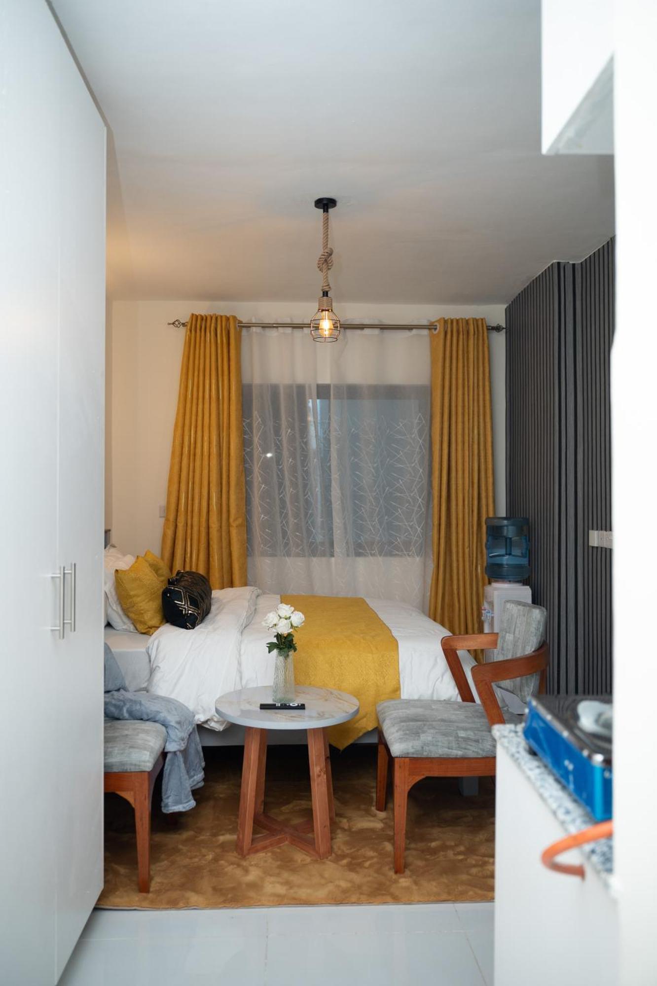Modern Posh At Luxore Apartment