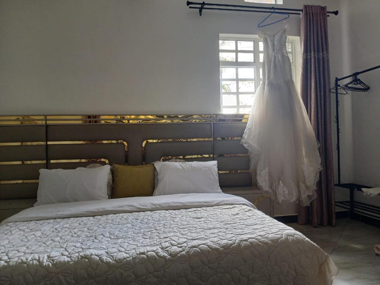 Lux Utawala Family House *