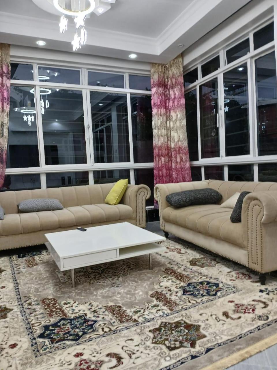 Lux Utawala Family House Holiday home *