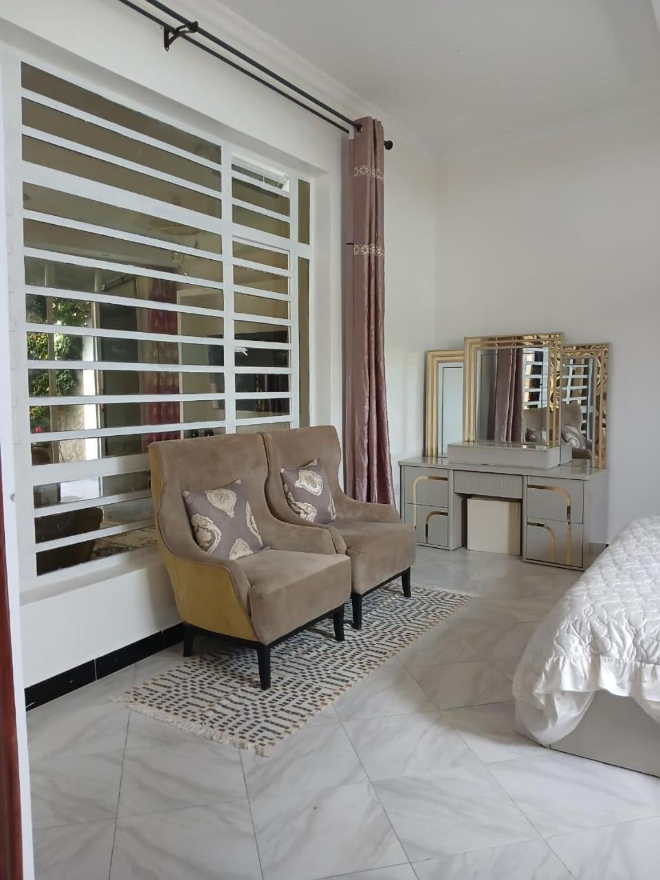 Lux Utawala Family House *