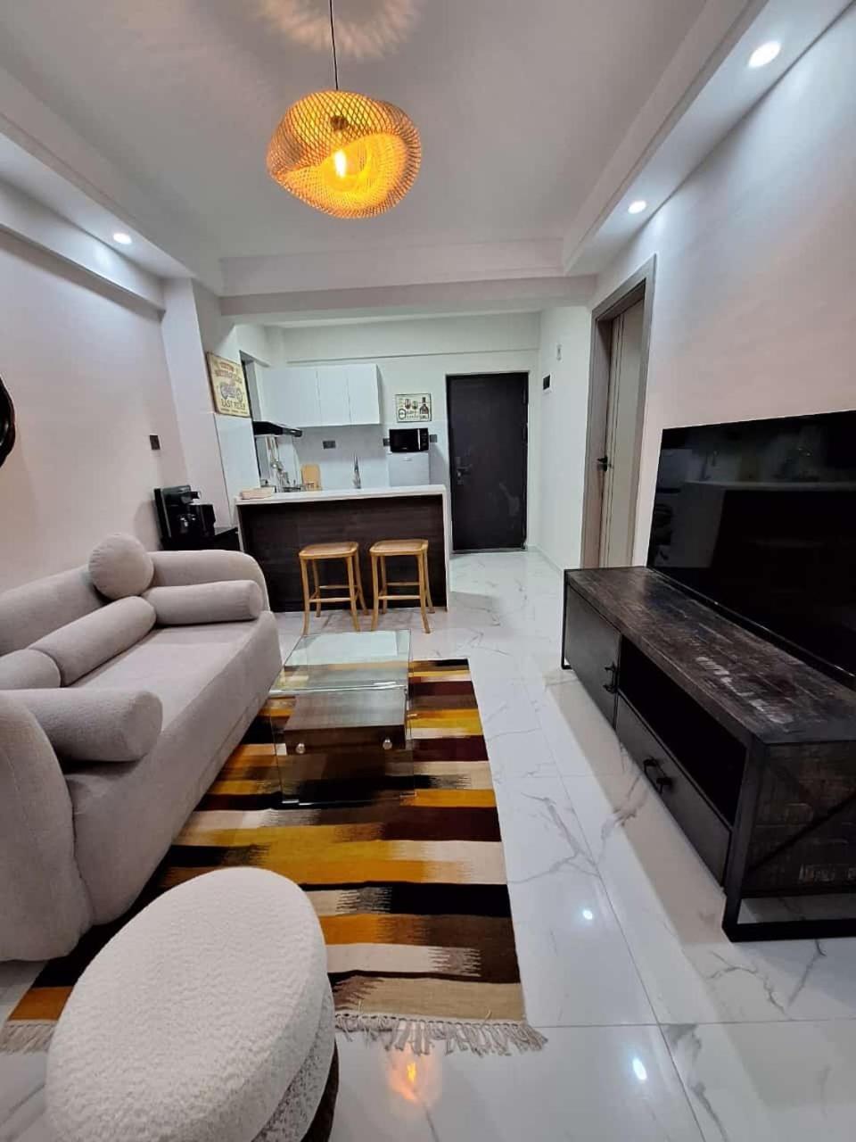 Lux One Bedroom With Study *