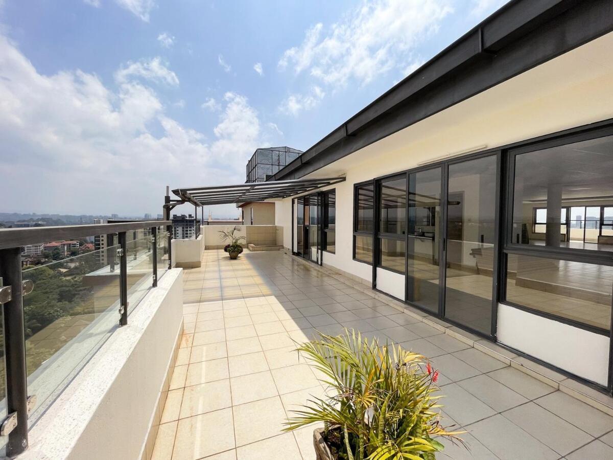 Apartment Stylish Overlooking A River