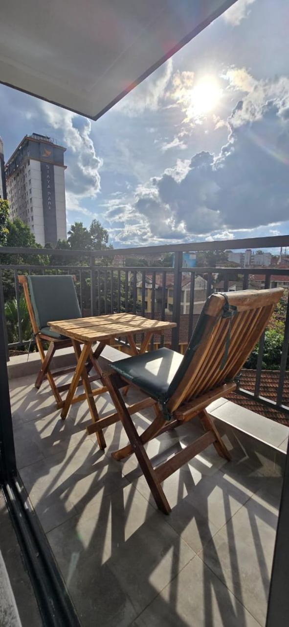 Apartment Oasis Kile- Modern 1-br, King Bed, Gym, Coffee Hse